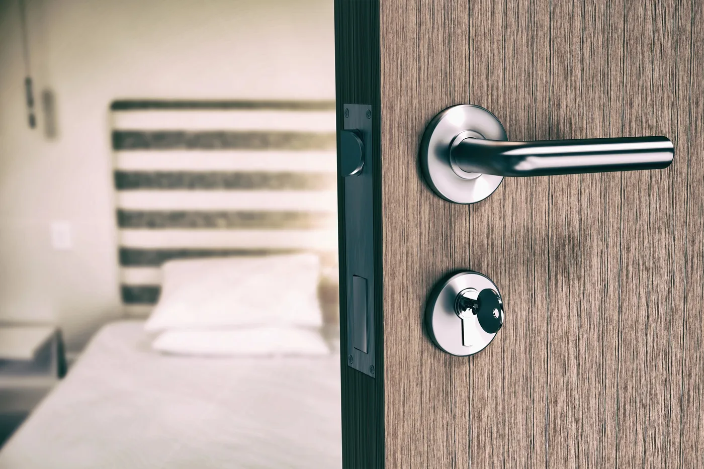 Poignée et cylindre d'une porte d'appartement haussmannien dans le 9e arrondissement